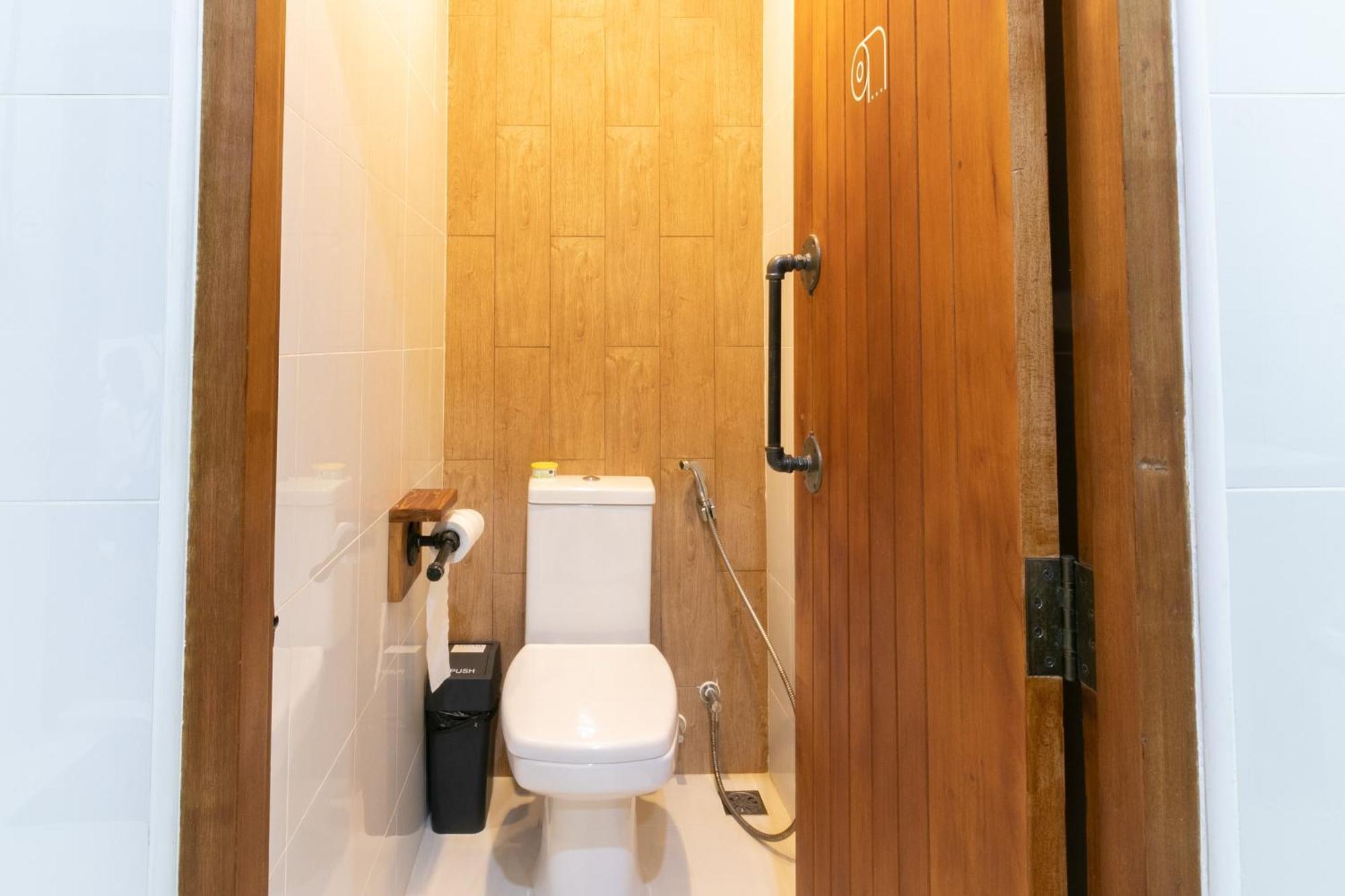 De 308 M² Con 8 Habitación/es Y 6 Baño/s De Uso Privado, En Siam Hostal